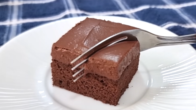 Nem farinha, nem glúten, nem açúcar: bolo de chocolate cremoso de duas camadas só leva 3 ingredientes