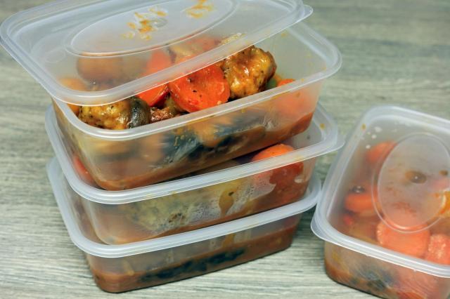 Os potes de plástico que você deve jogar fora imediatamente têm essas marcas, segundo especialista em segurança alimentar