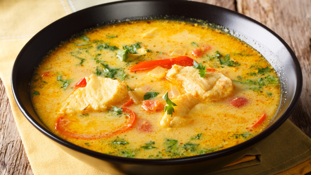 Moqueca de merluza simples: como fazer um prato rico em sabor gastando muito pouco