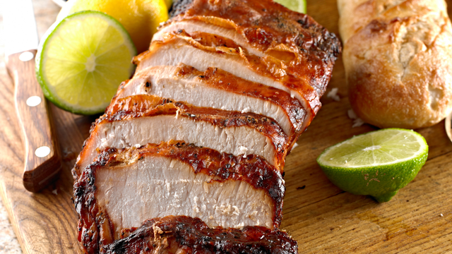 A carne suína fica macia por dentro, dourada por fora e cheia de sabor. (Créditos: Canva)