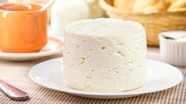 Após decisão da Anvisa, está suspensa a comercialização de queijo minas e molho pesto vendidos no Brasil: veja as marcas e os lotes afetados