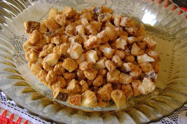Coco caramelizado sem segredo igual da barraquinha com apenas 3 ingredientes: se liga na dica para abrir o coco!