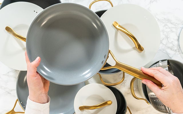 Como fazer a cura da frigideira de revestimento cerâmico do jeito certo: TudoGostoso ensina passo a passo para a comida nunca mais grudar
