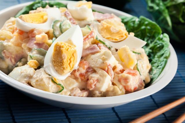 Como fazer uma salada de batata com ovo muito cremosa: não leva maionese e o molho tem um ingrediente secreto
