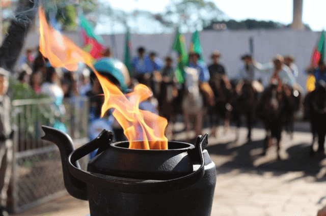 O que é a Chama Crioula? Descubra curiosidades sobre o rito tradicional da Semana Farroupilha, no RS