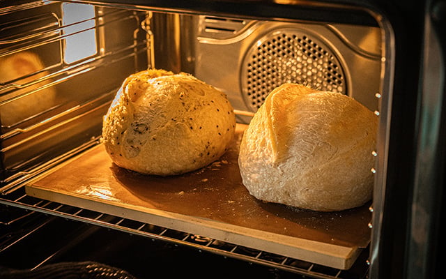 Cozinheiros e padeiros concordam: "O pão congelado melhora significativamente sua textura se for descongelado no forno coberto com um pano úmido por 10 a 30 minutos, dependendo do tamanho."