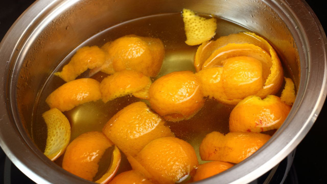 Ferver casca de laranja pode resolver um problema que você tem na cozinha