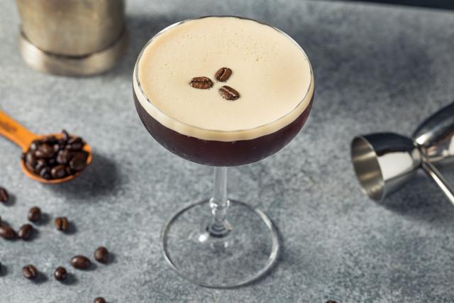 Criado em Londres da década de 80, espresso martini faz sucesso em bares do mundo todo! (Créditos: Shutterstock)