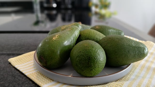 O abacate está duro e não deu para usar na receita? Esse truque simples faz a fruta amolecer rapidinho