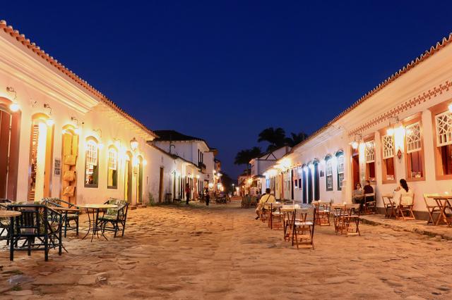 Paraty é uma cidade conhecida pelas ruas histórias e a cachaça artesanal cheia de tradição (Créditos: Shutterstock)