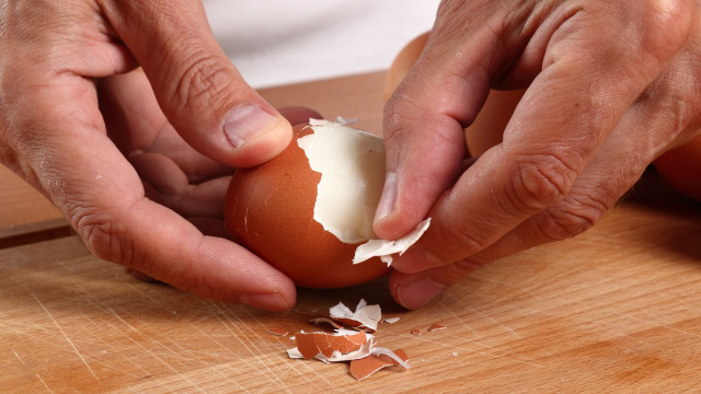 Como cozinhar ovos para que a casca se solte facilmente: a técnica da vovó para descascar sem esforço
