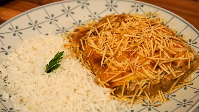 Fricassê de fraldinha servido com arroz branco e batata palha é a refeição perfeita para um dia especial (Créditos: TudoGostoso)