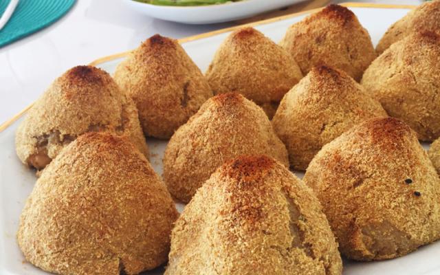 Que tal comer uma coxinha sem culpa? (Créditos: Tâ Barthel/TudoGostoso)