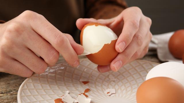 Esse é o melhor jeito de evitar sofrimento na hora de descascar o ovo, segundo especialista em alimentos: não tem a ver com vinagre na água