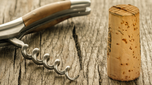 Para que serve o truque da rolha na geladeira e por que é recomendado?