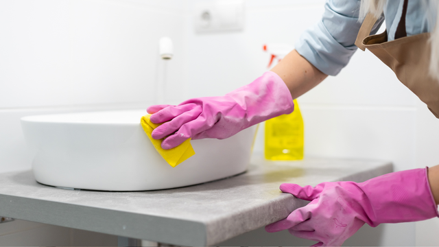 Nada de água sanitária: existe um outro produto muito mais fácil de ser utilizado na limpeza do banheiro e o resultado é ainda melhor