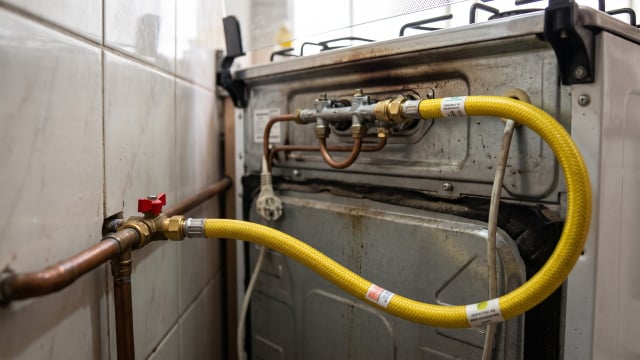 Verificar a validade da mangueira do gás de cozinha é extremamente importante (Créditos: Imagem gerada por IA)