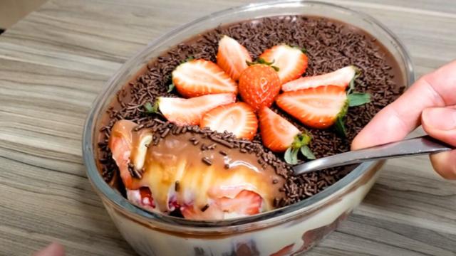 Bombom de morango na travessa: levei para o almoço na casa da minha amiga e todo mundo amou