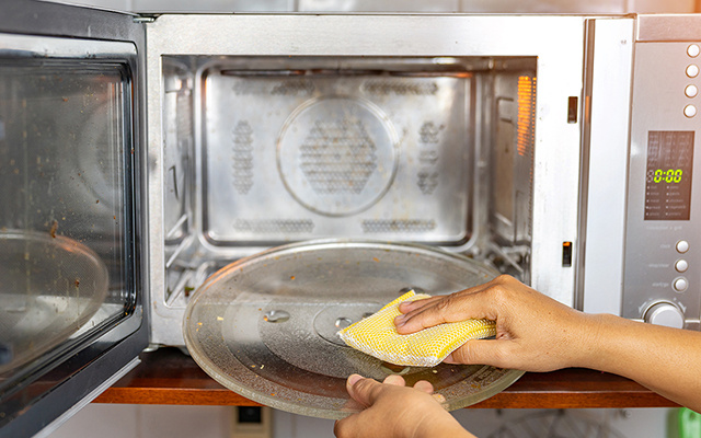 Nem perrengue, nem sofrimento: você só precisa desse item para limpar o micro-ondas em poucos minutos