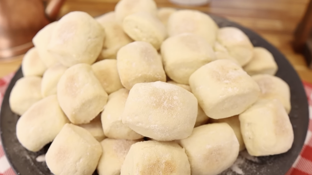 Bolachas de nata que ficam prontas em menos de 10 minutos é a opção perfeita para o lanche da tarde