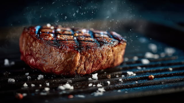 Um punhado de sal grosso na grelha pode mudar seu churrasco: o TudoGostoso explica o motivo