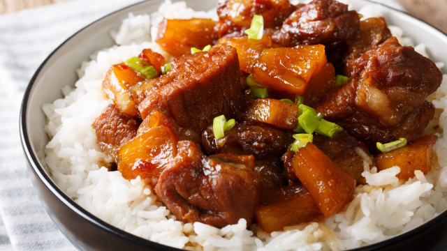 Cansado de frango e carne vermelha? Essa barriga de porco na air fryer feita com molho agridoce é perfeita para variar o cardápio da semana