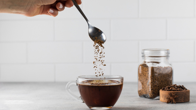 Alerta para quem consome café instantâneo: novo estudo revela possível relação com doença preocupante