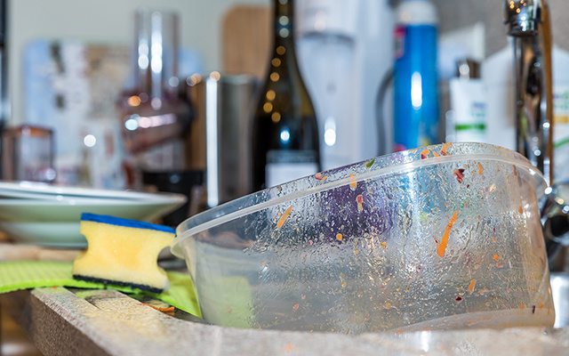 Potes plásticos limpos e sem cheiro em minutos: o truque fácil que elimina gordura e odores