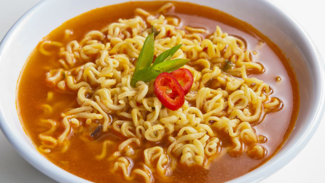 Se você não conseguiu comer o miojo todo, não jogue fora na pia, nem no vaso sanitário: um chef revela o jeito certo de fazer isso