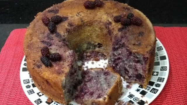 Aprenda a fazer um bolo fofinho de amora para o seu lanche da tarde (Créditos: TudoGostoso)