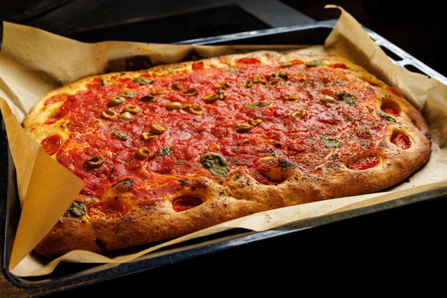 Experimentei a pizza viral de frango à parmegiana e agora ela é receita favorita de toda a minha família