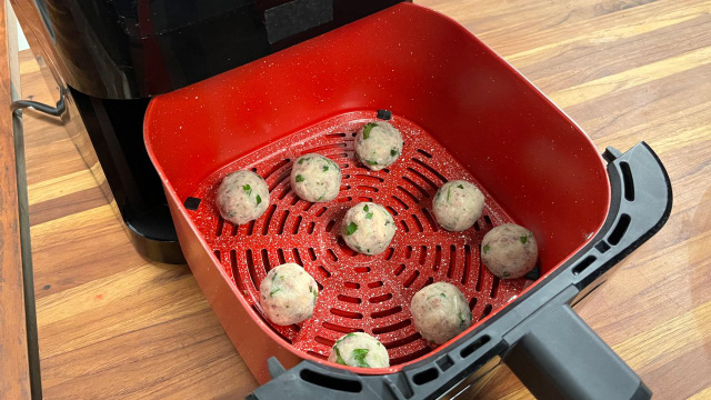 Bolinhos de bacalhau fakes na airfryer prontos para serem assados (Créditos: TudoGostoso)