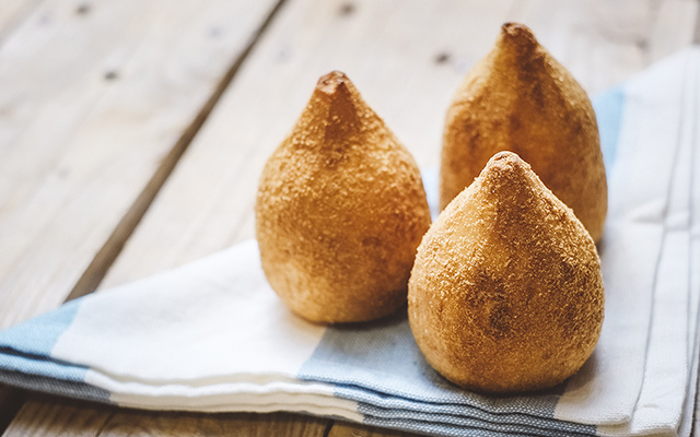 Desde que minha vizinha me ensinou essa coxinha cremosa de liquidificador, eu faço todo final de semana e sempre acaba rápido!
