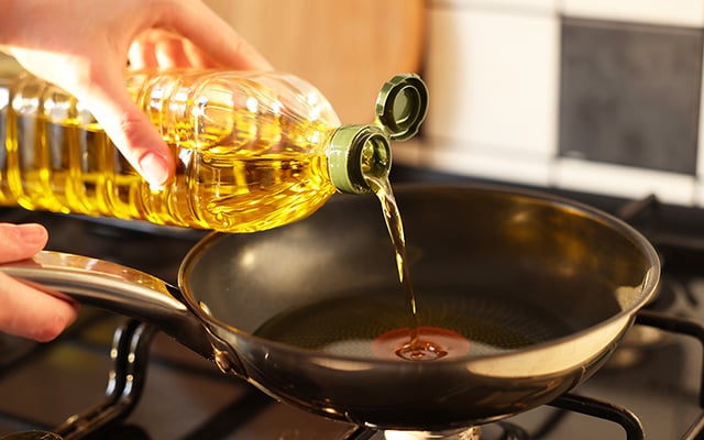 Nem exaustor, nem forro de fogão: depois que aprendi como fazer fritura sem o óleo espirrar faço bem menos sujeira na cozinha