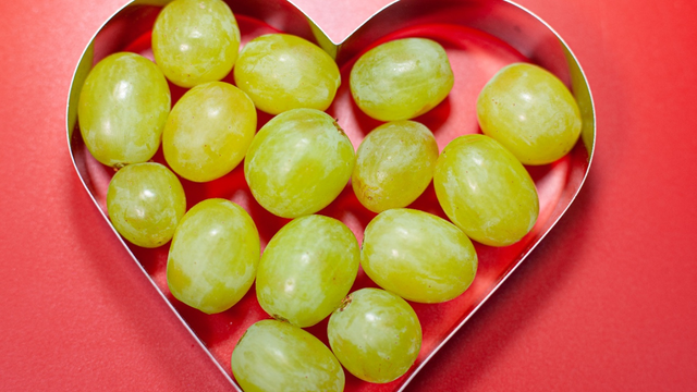Uva de coração: que tal transformar a fruta em um lindo petisco no dia dos namorados? Veja como é fácil fazer!