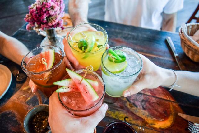 As melhores receitas de drinks e coquetéis refrescantes para aproveitar o Carnaval