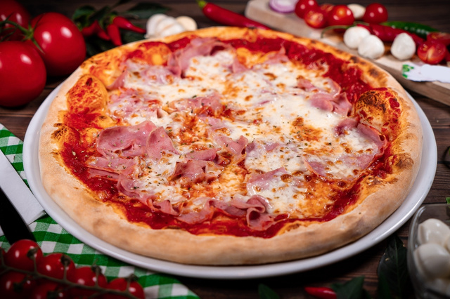 Adoro uma pizza feita em casa e essa massa fácil de fazer fica bem fofinha: já anota, salva ou printa a receita!