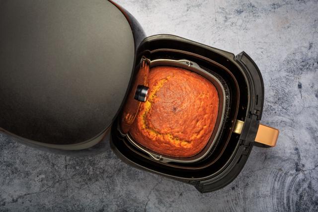 Como fazer bolo caseiro na airfryer: essa é a melhor receita para alegrar seu café da manhã ou lanche