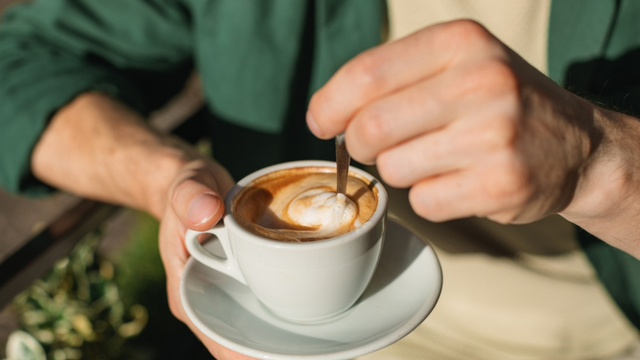 O famoso Bulletproof Coffee combina café com uma fonte de gordura, como manteiga ou óleo de coco. (créditos: Shutterstock)