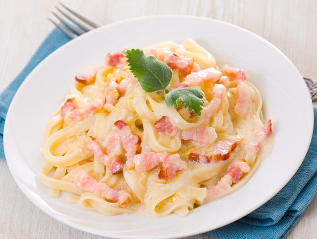 O talharim a carbonara é uma massa clássica, amada por todas e com um preparo muito rápido (Créditos: Shutterstock)