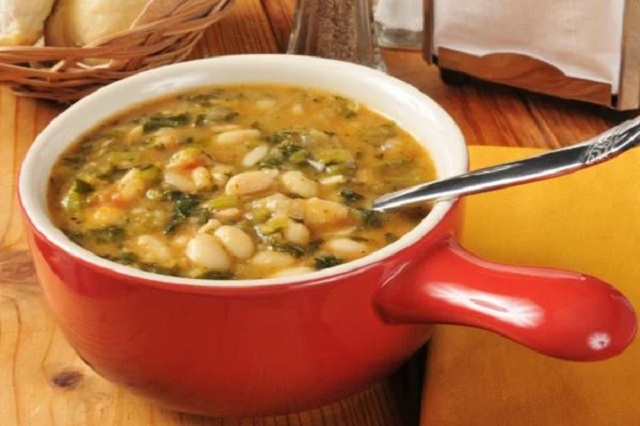 A sopa de feijão com macarrão une dois clássicos em um só (Créditos: TudoGostoso)