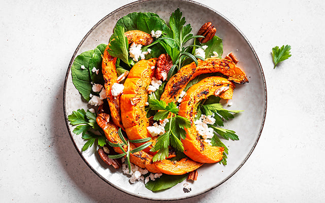 Não precisa abandonar as saladas no inverno: o TudoGostoso tem as dicas para deixá-las mais interessantes durante essa época do ano