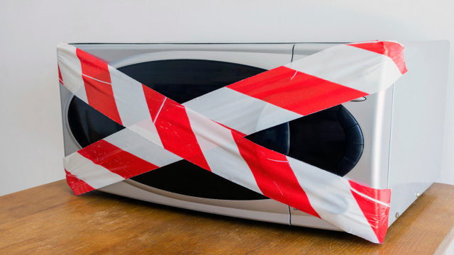 O que é absolutamente proibido aquecer em um forno de micro-ondas?