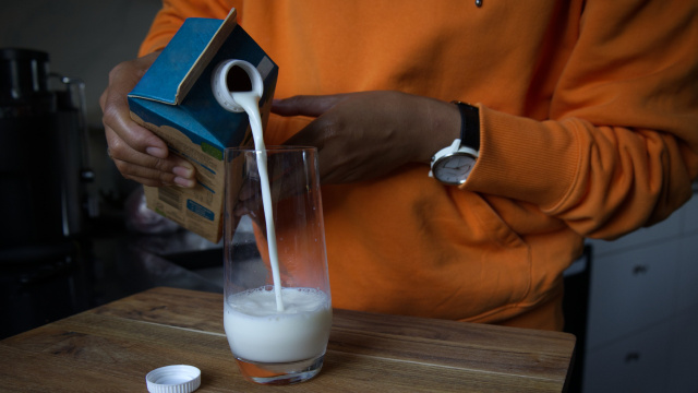 “É mais nutritivo, ajuda a regular melhor o apetite e a controlar o peso”: o melhor tipo de leite, segundo médico