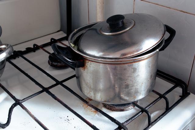 Faça a limpeza das panelas de alumínio com a pasta de dente e deixe-as brilhando! (Crédito: Shutterstock)