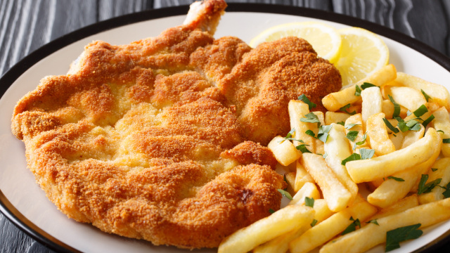 Frango à milanesa crocante: todos se esquecem dessa etapa, mas é a primeira coisa a ser feita antes de fritar