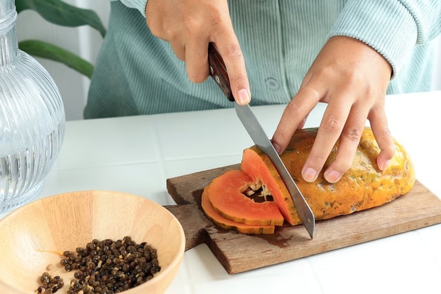 Nem granola, nem aveia: esse é o ingrediente que as pessoas estão adicionando ao mamão para ajudar o intestino e reduzir inflamações