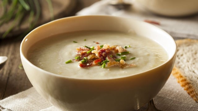 O caldo de alho-poró é uma opção sofisticada que transforma o dia! (Créditos: Shutterstock)