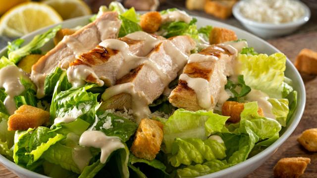 Sua ceia de Natal merece essa salada caesar como acompanhamento. (Créditos: TudoGostoso)
