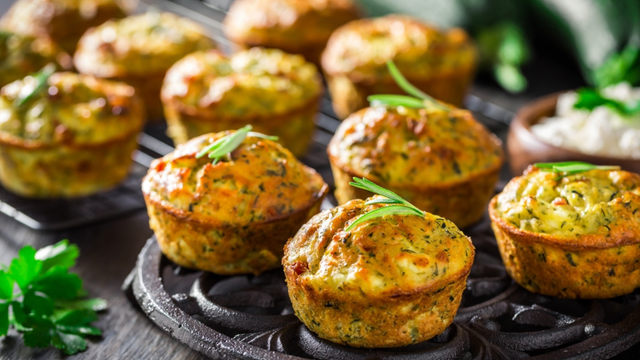 Sem fritura e sem farinha: como fazer bolinhos de arroz crocantes, fácil e rápido
